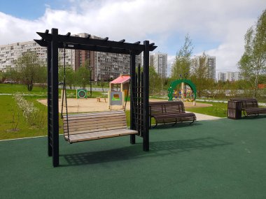 Moskova, Rusya 'da Zelenograd' da ahşap salıncaklı güzel bir bulvar.