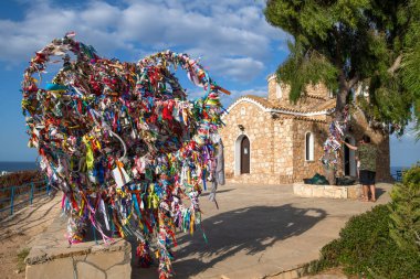 Protaras, Kıbrıs - 6 Ekim. 2019. Aziz Niklas tapınağının yanında bir dilek ağacı.
