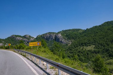 Kuzey Karadağ 'da bir yolu olan manzara