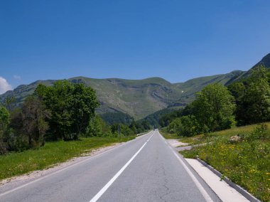 Kuzey Karadağ 'da bir yolu olan manzara