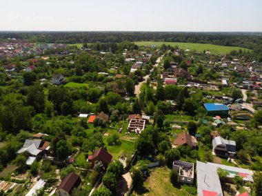 Moskova 'nın banliyölerindeki köyde modern, alçak binalar, Rusya