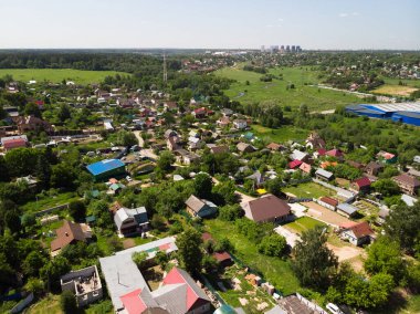 Moskova 'nın banliyölerindeki köyde modern, alçak binalar, Rusya