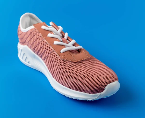 Brun Textil Sneakers Blå Bakgrund — Stockfoto