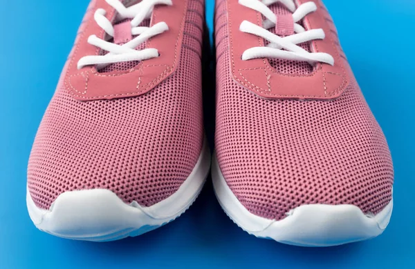 Rosa Textil Sneakers Blå Bakgrund — Stockfoto