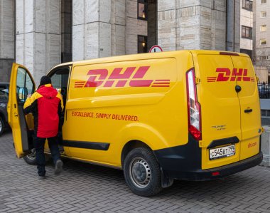 Moskova, Rusya - 21 Şubat 2020. DHL arabası - Akademisyen Sakharov Bulvarı 'ndaki uluslararası ekspres dağıtım şirketi