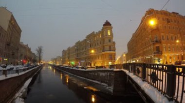 Griboedov (veya Griboyedov) kanal ve Kokushkin Köprüsü St.Petersburg gece içinde. Gerçek zamanlı, 4k