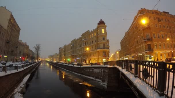 Gribojedov (of Gribojedov) kanaal en Kokushkin brug in St. Petersburg 's nachts. Real-time, 4k — Stockvideo
