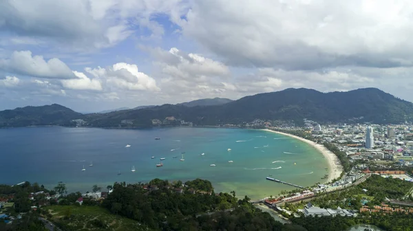 Havadan görünümü: kuşlar güzel sahil plaj ve resort şehirde göz görünümü