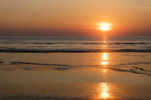 Пляж на красивом закатном фоне Стоковое Фото