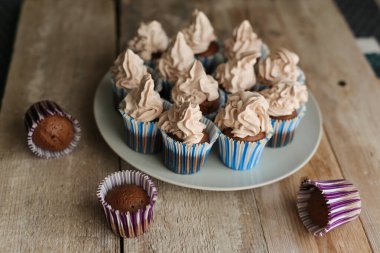 Kekler ahşap arka planda. 