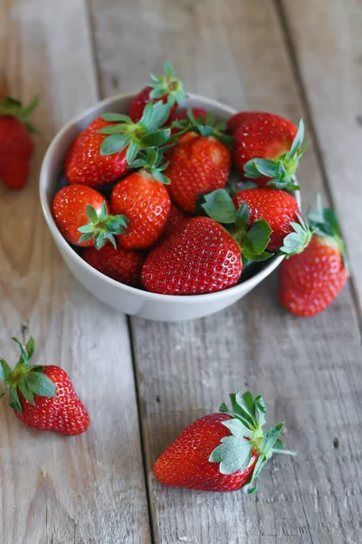 木制背景上的草莓 — 图库照片