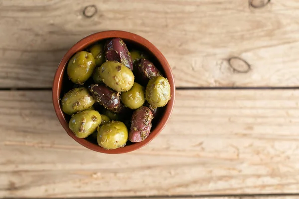 Olives Vertes Noires Sur Fond Bois — Photo