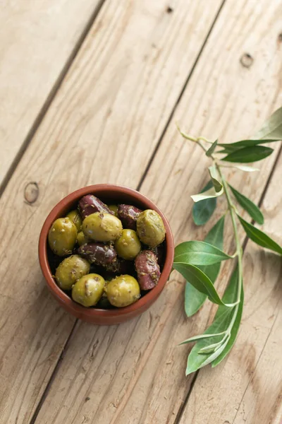 Green Black Olives Wooden Background — Stock Photo, Image