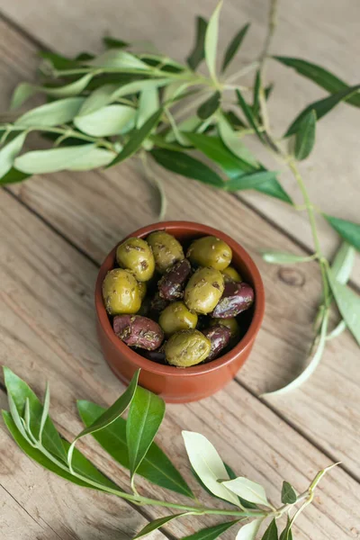 Grüne Und Schwarze Oliven Auf Dem Holzgrund — Stockfoto