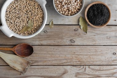 farklı baklagiller ahşap bir arka planda metin için boşluk (siyah mercimek, civciv bezelye, fasulye )