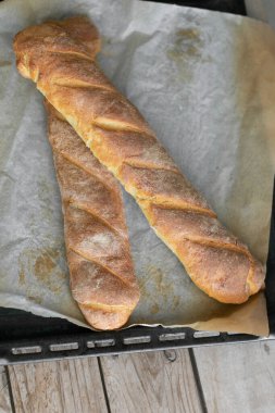 Ahşap bir arka planda taze ev yapımı ekmek.