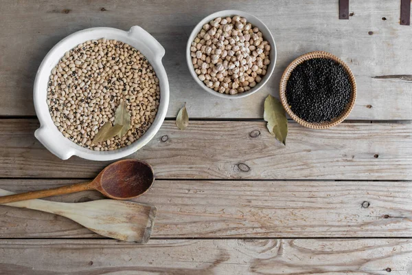 あなたのテキストのためのスペース 黒いレンズ豆 ひよこ豆 を持つ木製の背景に異なるマメ科植物 — ストック写真