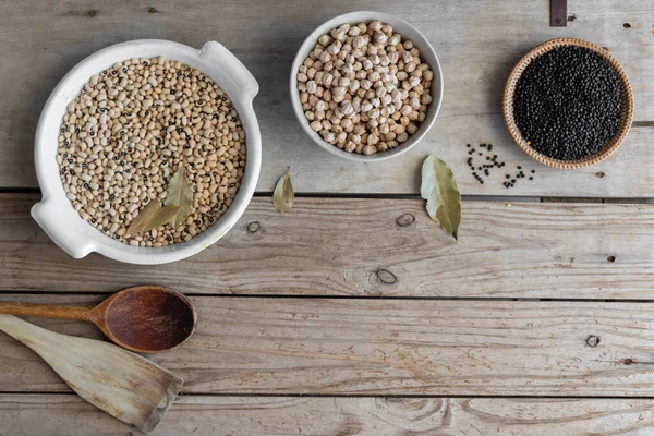 Verschillende Peulvruchten Een Houten Achtergrond Met Ruimte Voor Tekst Zwarte — Stockfoto