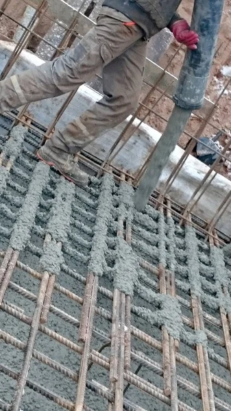 Betonierarbeiten auf der Baustelle — Stockfoto