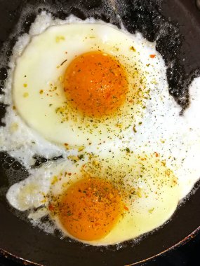 tava üzerinde yumurta