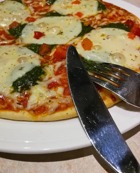 Pizza Sobre Mesa — Foto de Stock