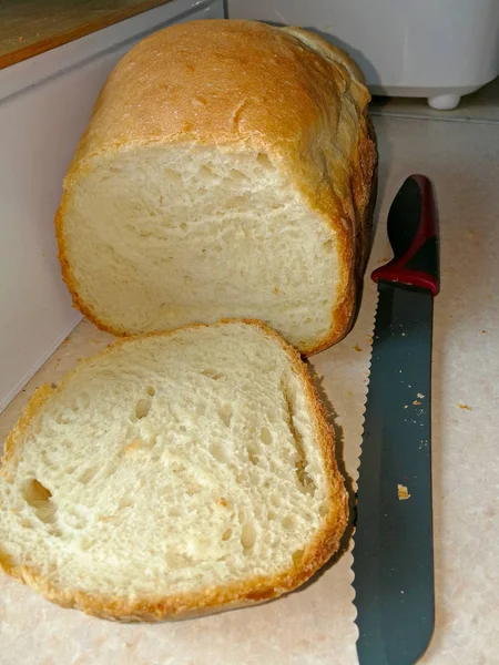桌上放着一个很好吃的面包 — 图库照片