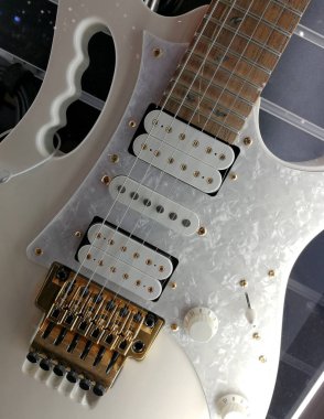 Yeni bir beyaz gitar.