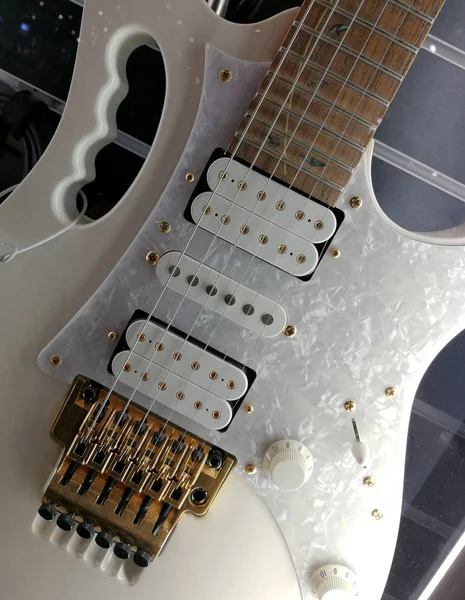 Een Nieuwe Witte Gitaar — Stockfoto