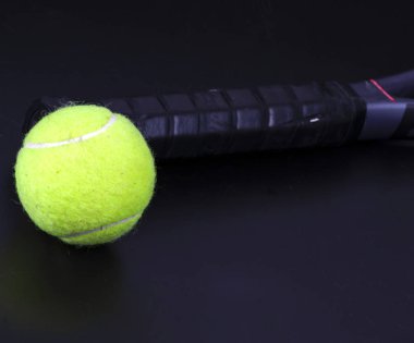Siyah zemin üzerinde tenis topu