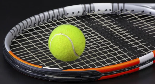 Tennisschläger Und Ball Auf Schwarzem Hintergrund — Stockfoto