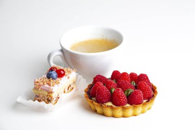 Böğürtlenli ve kremalı kek