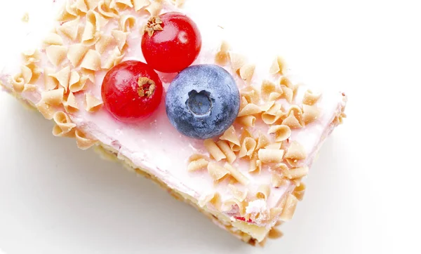 Kuchen Mit Beeren Und Sahne — Stockfoto