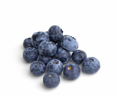 Beyaz arkaplanda yaban mersini izole edilmiş.