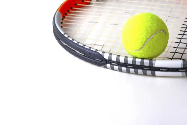 Tennisball Und Schläger Auf Weißem Hintergrund — Stockfoto