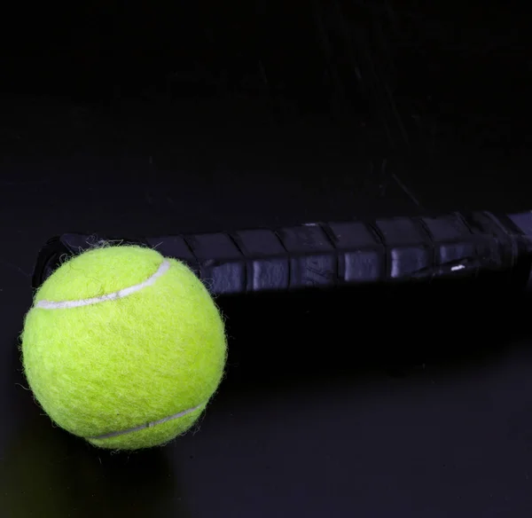 Tennisball Auf Dem Schwarz — Stockfoto