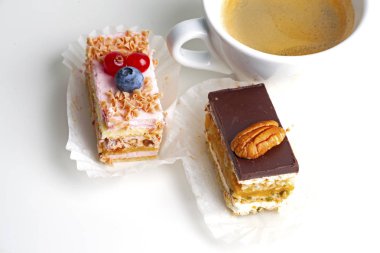  Bir parça kek ve bir fincan kahve.