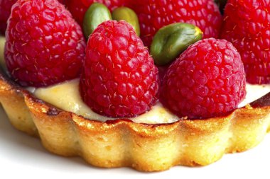  Beyaz arka planda taze ahududu