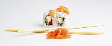 Beyaz üzerinde Japon suşisi.