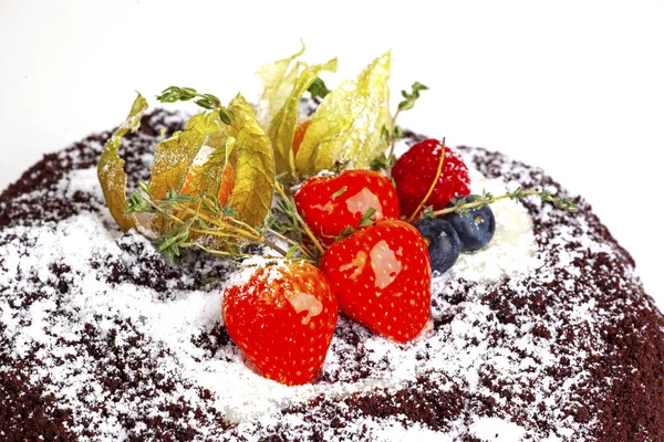 蛋糕上的草莓 — 图库照片