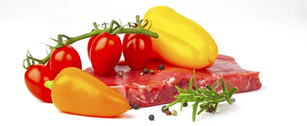 Tomaten Und Fleisch Isoliert Auf Weiß — Stockfoto