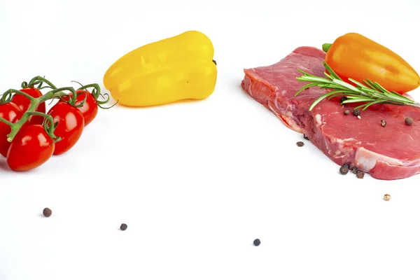 Fleisch Und Paprika Auf Weißem Hintergrund — Stockfoto