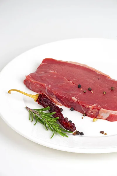 Rohes Rindersteak Mit Rotem Pfeffer — Stockfoto