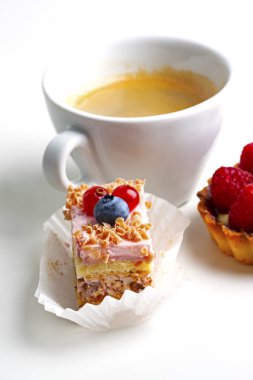 Bir fincan kahve ve kek.