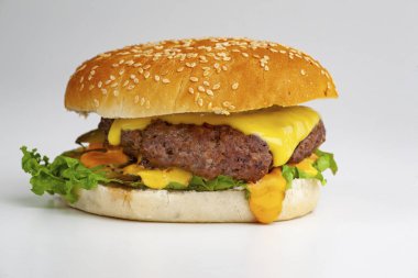  Hamburger beyaz arkaplanda izole
