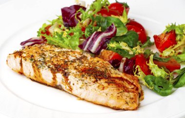 Sebze ve soslu ızgara somon bifteği.