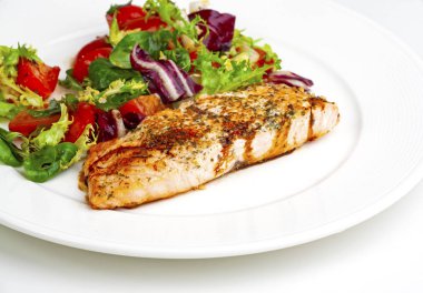 Sebze ve soslu ızgara somon bifteği.