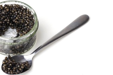  siyah havyar kaşık üzerine beyaz izole içinde