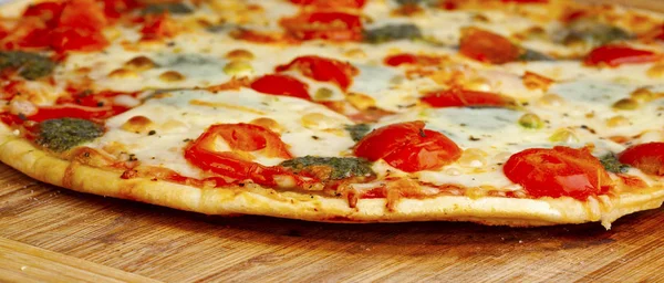 Pizza Con Tomates Cherry Mozzarella — Foto de Stock