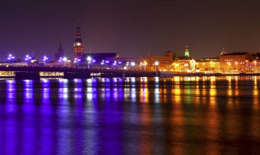  Riga 'da gece köprüsü
