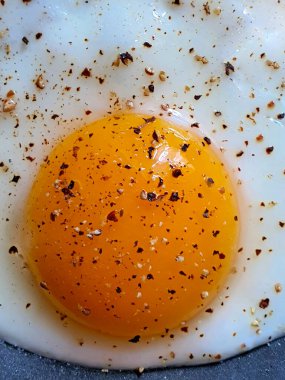 Tabakta çok lezzetli bir portakal yumurtası.